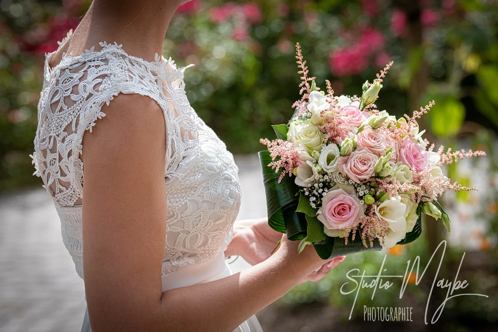 Portrait de la mariée avec son bouquet — Eric Bomal